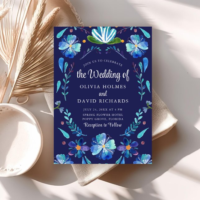 Navy Blue Mexican Floral Fiesta Wedite Einladung (Navy Blue Mexican Floral Fiesta Wedding Invite on a neutral boho wedding table.)
