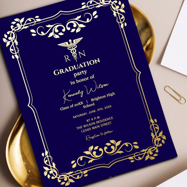 Navy Blue mit Gold Verziert Frame Abschluss Folieneinladung (Elegant navy blue and gold graduation design with an ornate frame. #navyblue #goldframe #decorative)