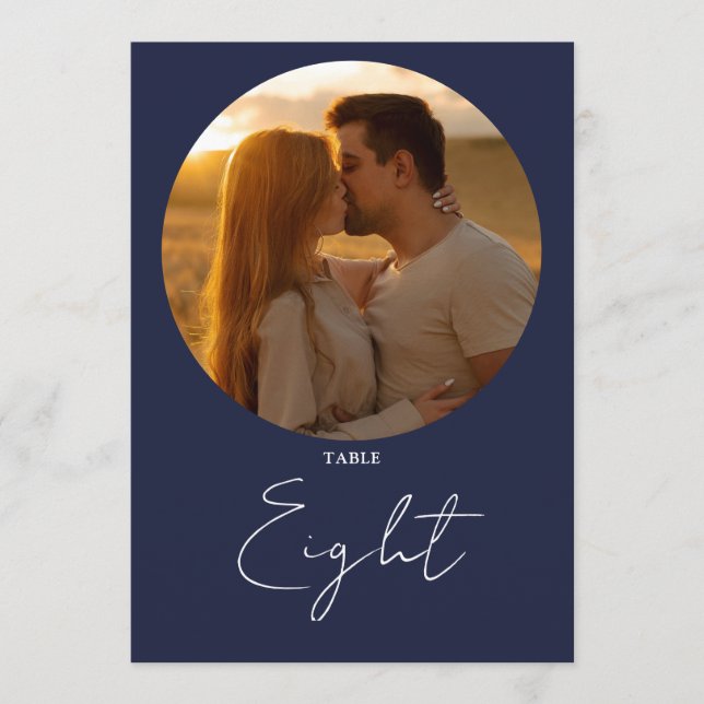 Navy Blue Modern Minimalistisch Script Tischnummer (Vorderseite)