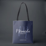 Navy Blue Modern Script Personalisiert Bridesmaier<br><div class="desc">Fügen Sie Ihrer Hochzeit eine persönliche Touch mit personalisierten Brautmeistern Geschenktüte hinzu. Diese Tote-Tasche ist mit dem personalisierten Namen der Brautjungfrau in der modernen Schrift-Schriftart-Stil und Monogramm in hellblau modernen Drehbuch-Schriftart-Stil als Hintergrund mit Titel und Hochzeit Datum in weiß modernen Sans Serif Schriftart Stil auf marineblau Hintergrund. Auch perfekt für...</div>