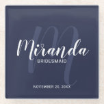Navy Blue Modern Script Personalisiert Bridesmaier Glasuntersetzer<br><div class="desc">Fügen Sie Ihrer Hochzeit eine persönliche Touch mit personalisierten Brautmädchen Geschenk Glas Untersetzer. Dieser Untersetzer zeichnet sich durch den personalisierten Namen der Brautjungfrau aus, der im Stil eines modernen Schriftartes mit weißer Schrift und Monogramm in hellblau-modernem Drehbuch-Schriftart als Hintergrund mit dem Titel und dem Hochzeitstermin in weißem, modernen Sans Serif...</div>