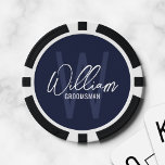 Navy Blue Modern Script Personalisierte Trauzeuge Pokerchips<br><div class="desc">Moderne Minimalistische Personalisierte Monogram- und Namensgeschenke Dieses Design zeichnet sich durch einen personalisierten Namen im modernen,  weißen handschriftlichen Skript-Stil und Monogramm in hellblau modernen Sans Serif-Schriftart-Stil als Hintergrund aus,  mit dem Titel in weiß modernen Sans Serif Schriftart Stil,  auf marinebasischem Hintergrund. Auch perfekt für Trauzeuge,  Trauzeugin,  Brautmädchen und mehr.</div>