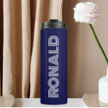 Navy Blue Modern Typografy Personalisiert Thermosbecher<br><div class="desc">Behalt warme und kalte Getränke mit diesem trendigen,  isolierten Thermalwäscher,  der eine marineblaue Farbe hat,  mit dem Namen,  der in weißer,  moderner Typografie gedruckt wurde. Bearbeiten Sie Ihren Thermalwäscher und ersetzen Sie den Namen mit dem gewünschten Namen. Ideal für ein Geburtstagsgeschenk,  Hochzeitsgeschenk,  Trauzeuge,  etc.</div>