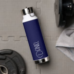Navy Blue Modern Typografy Personalisiert Trinkflasche<br><div class="desc">Eine trendige, vakuumisolierte Wasserflasche mit personalisiertem Namen in Weiß, moderner Typografie auf marineblau-blauem Hintergrund. Stellen Sie die Flasche nach Belieben ein, indem Sie den Namen bearbeiten und nach Belieben den Namen durch Ihren eigenen Namen ersetzen. Ideal für ein Geburtstagsgeschenk, Hochzeitsgeschenk, Trauzeuge, etc. Wählen Sie Ihre Wasserflasche. Wählen Sie Ihre Wasserflasche....</div>