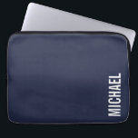 Navy Blue Moderner Minimalistischer Personalisiert Laptopschutzhülle<br><div class="desc">Modernes Minimalistisches Design mit personalisiertem Namen in weißem,  modernem,  fett- Sans Serif Schriftart Stil auf marineblau Hintergrund. Perfekt als Urlaubsgeschenke für ihn,  väterliche Tagesgeschenke und Geschenke für jeden besondere Anlass.</div>
