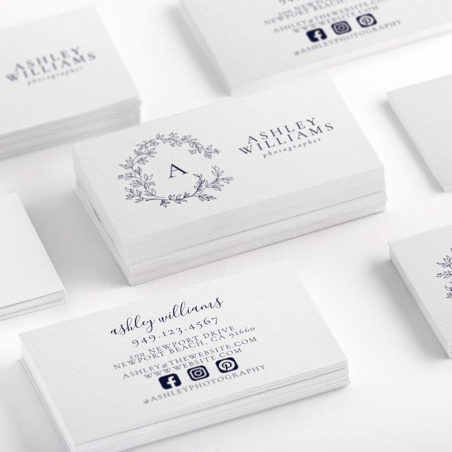 Navy Blue Monogram Floral Wappen Beruflich Visitenkarte (Von Creator hochgeladen)