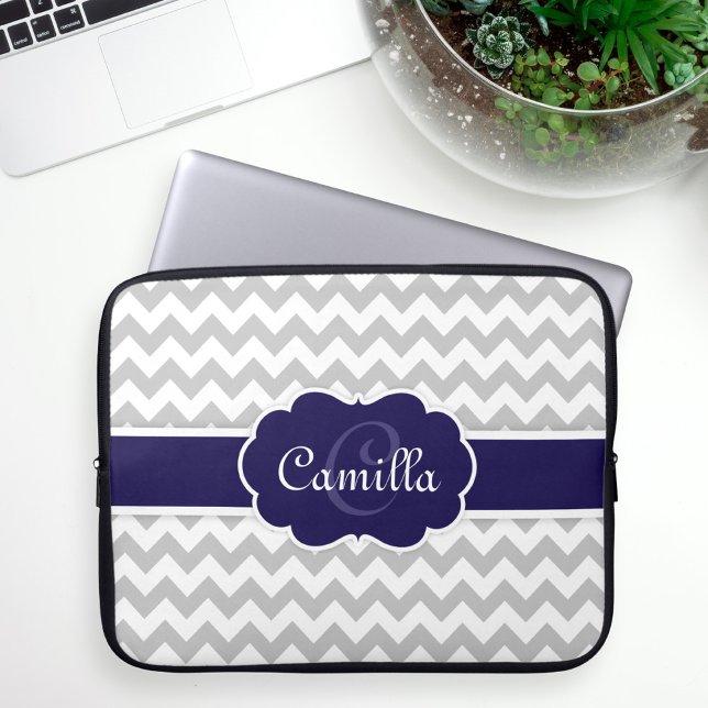 Navy Blue Monogram Grey Zickzack Pattern Laptopschutzhülle (Von Creator hochgeladen)