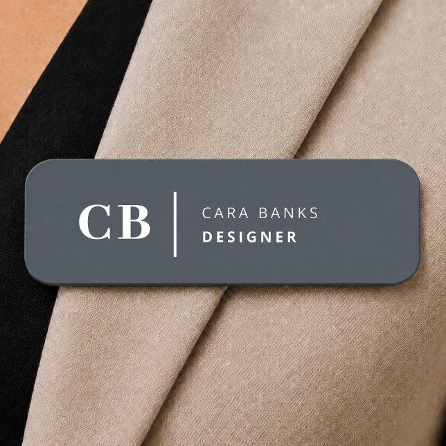 Navy Blue Monogram Modern Minimal einfach Namensschild (Blue magnetic name tag with monogram style for offices, client teams, and event staff.)