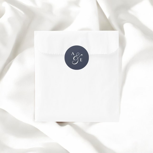Navy Blue Monogram Script Ampersand Hochzeit Runder Aufkleber (Von Creator hochgeladen)