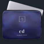 Navy-Blue-Name-Imitation des Firmenlogos Laptopschutzhülle<br><div class="desc">Ein marineblau blauer Hintergrund,  die blaue Farbe ist ungleichmäßig. Personalisieren Sie Ihr Firmenlogo,  Monogramm-Initialen und Ihren vollständigen Namen und fügen Sie es hinzu. Modern,  trendig und einfach. Für ihn und sie.</div>