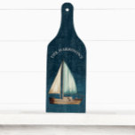 Navy Blue Nautic Vintag Segelboot Custom Schneidebrett<br><div class="desc">Diese wunderschönen Schneidebretter sind mit einem nautisch Vintagen marineblauen Segelboot-Design ausgestattet. Ideal für Strandhäuser,  Seehäuser,  Boote und Fischer.</div>