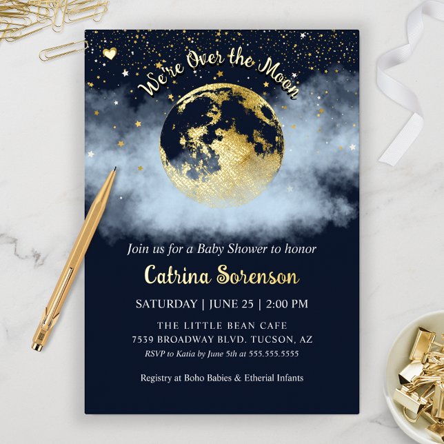 Navy Blue Over Moon and Stars Gold Baby Shower Folieneinladung (Navy Blue Over the Moon and Stars Celestial Baby Shower Invitation for Gender Neutral or Baby Boy)
