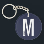Navy Blue Personalisiert Monogram und Name Schlüsselanhänger<br><div class="desc">Modernes Monogram Design mit personalisiertem Monogramm-Buchstaben "M" und Namen im modernen fett formatierten Sans Serif Schriftart Stil. Perfektes Geschenk für ihn,  Vatertagsgeschenk,  Trauzeuge Geschenk und vieles mehr.</div>