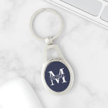 Navy Blue Personalisiert Monogram und Name Schlüsselanhänger<br><div class="desc">Personalisierte Monogramm- und Namensgeschenke mit personalisiertem,  weißem Monogramm im klassischen Serif-Schriftart-Stil mit einem Namenskasten in der Mitte des Monogramms auf marinebasischem Hintergrund. Perfekt als väterliche Tagesgeschenke für Papa,  danke Geschenke für Trauzeugen und mehr.</div>