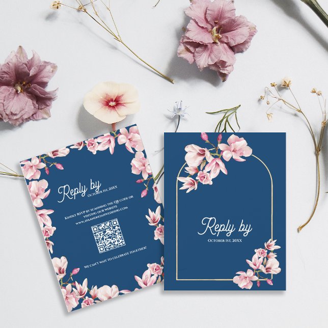 Navy Blue Pink Magnolia Floral Wedding Reply By RSVP Karte (Navy Blue Pink Magnolia Floral Wedding Reply By RSVP Card)
