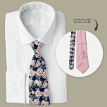 Navy Blue Pink Peony Floral Trauzeugen Krawatte<br><div class="desc">Die "Navy Blue Pink Peony Floral"-Krawatte, eine wohlüberlegte Wahl für Ihre Trauzeugen. Diese Krawatte besticht durch Eleganz und Charme und eignet sich perfekt für Ihre Hochzeit zum Thema Garten. Seine marineblau-blauen und rot-rosa Farbtöne vermischen sich wunderbar und symbolisieren die Tiefe Ihrer Liebe und die zarte Schönheit blühender Bauern. Diese Krawatte...</div>
