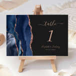 Navy Blue Rose Gold Agate Dark Wedding Tischnummer<br><div class="desc">Der links Rand dieser eleganten modernen Hochzeitskarte weist eine marineblau Aquarellgrenze auf,  die mit Imitate Rose Gold Glitzer bestickt wurde. Der anpassbare Text kombiniert Rose-Rosa-Handschrift,  Kursivschrift und Copperplate-Schriftart auf einem schwarzen Hintergrund.</div>