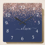 Navy Blue Rose Gold Blush Pink Glitzer Monogram Quadratische Wanduhr<br><div class="desc">Rose Gold - Blush Pink und Navy Blue Sparkle Glitzer Script Monogram Name Clock. Das macht den perfekten 16 Geburtstag,  Hochzeit,  Brautparty,  Jubiläum,  Babydusche oder Junggeselinnen-Abschied Geschenk für jemanden,  der Lieben glamourösen Luxus und schicke Stile.</div>