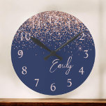 Navy Blue Rose Gold Blush Pink Glitzer Monogram Runde Wanduhr<br><div class="desc">Navy Blue und Rose Gold Blush Pink Sparkle Glitzer Pinsel Script Monogram Name Clock. Das macht den perfekten 16 Geburtstag,  Hochzeit,  Brautparty,  Jubiläum,  Babydusche oder Junggeselinnen-Abschied Geschenk für jemanden,  der Lieben glamourösen Luxus und schicke Stile.</div>