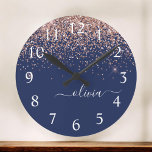 Navy Blue Rose Gold Blush Pink Glitzer Monogram Runde Wanduhr<br><div class="desc">Navy Blue und Rose Gold Blush Pink Sparkle Glitzer Pinsel Script Monogram Name Clock. Das macht den perfekten 16 Geburtstag,  Hochzeit,  Brautparty,  Jubiläum,  Babydusche oder Junggeselinnen-Abschied Geschenk für jemanden,  der Lieben glamourösen Luxus und schicke Stile.</div>