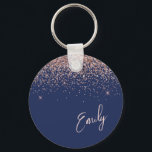 Navy Blue Rose Gold Blush Pink Glitzer Monogram Schlüsselanhänger<br><div class="desc">Navy Blue und Rose Gold - Blush Pink Sparkle Glitzer Script Monogram Name Keychains (Key Chain). Das macht den perfekten 16 Geburtstag,  Hochzeit,  Brautparty,  Jubiläum,  Babydusche oder Junggeselinnen-Abschied Geschenk für jemanden,  der Lieben glamourösen Luxus und schicke Stile.</div>