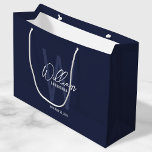 Navy Blue Script Personalisierte Trauzeuge Große Geschenktüte<br><div class="desc">Moderne Minimalistische Personalisierte Monogramm- und Namensgeschenke Dieses Design zeichnet sich durch einen personalisierten Namen im modernen, weißen handgeschriebenen Stil Schriftart und Monogramm in hellblau modernen Sans Serif Schriftart Stil als Hintergrund, mit Hochzeitsdetails in weiß modernen Sans Serif Schriftart Stil, auf marineblau Hintergrund. Auch perfekt für Trauzeuge, Trauzeugin, Brautmädchen und mehr....</div>