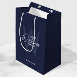Navy Blue Script Personalisierte Trauzeuge Mittlere Geschenktüte<br><div class="desc">Moderne Minimalistische Personalisierte Monogramm- und Namensgeschenke Dieses Design zeichnet sich durch einen personalisierten Namen im modernen, weißen handgeschriebenen Stil Schriftart und Monogramm in hellblau modernen Sans Serif Schriftart Stil als Hintergrund, mit Hochzeitsdetails in weiß modernen Sans Serif Schriftart Stil, auf marineblau Hintergrund. Auch perfekt für Trauzeuge, Trauzeugin, Brautmädchen und mehr....</div>