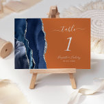 Navy Blue Silver Agate Burnt Orange Wedding Tischnummer<br><div class="desc">Der links Rand dieser eleganten modernen Hochzeitskarte weist eine marineblau-Aquarellgrenze auf,  die mit Imitaten aus silberfarbenem Glitzer bestickt ist. Der anpassbare Text kombiniert silbergraue Handschrift,  kursiv und kopperplate Schriftart auf einem verbrannten orangen Hintergrund.</div>