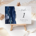 Navy Blue Silver Agate Wedding Tischnummer<br><div class="desc">Der links Rand dieser eleganten modernen Hochzeitskarte weist eine marineblau-Aquarellgrenze auf,  die mit Imitaten aus silberfarbenem Glitzer bestickt ist. Der individuell anpassbare Text kombiniert handgeschriebene Holzkohle und kursiv und kopperplate Schriftart auf weißem Hintergrund.</div>