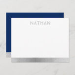 Navy Blue Silver Moderne Bar Mitzvah Dankeskarte<br><div class="desc">Bar Mitzvah und Bat Mitzvah Personalisiert Modern Danke Notizkarten mit einem einfachen und modernen blau-silber grauen Rand Streifen und personalisierten Namen in einem subtilen einzigartigen Spaß Schriftart an der Spitze. Koordinationsgegenstände im Bereich Papiertraube Zazzle Designer Shop Bar Mitzvah. Bearbeiten Sie die Farben und Schriftart, indem Sie auf 'Weitere Anpassung' klicken....</div>