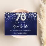 Navy Blue Silver Stars 70. Geburtstag Save The Date<br><div class="desc">Ein modernes und elegantes Save the Date für einen 70. Geburtstag. Ein marineblau mit silbernen Imitaten dekorierter Hintergrund. Personalisieren und fügen Sie Datum und Namen hinzu. Die blaue Farbe ist ungleichmäßig. Der Text: Save the Date ist mit einem großen angesagten,  handgeschriebenen Stilskript geschrieben.</div>