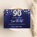 Navy Blue Silver Stars 90. Geburtstag Save The Date<br><div class="desc">Ein modernes und elegantes Save the Date für einen 90. Geburtstag. Ein marineblau mit silbernen Imitaten dekorierter Hintergrund. Personalisieren und fügen Sie Datum und Namen hinzu. Die blaue Farbe ist ungleichmäßig. Der Text: Save the Date ist mit einem großen angesagten,  handgeschriebenen Stilskript geschrieben.</div>