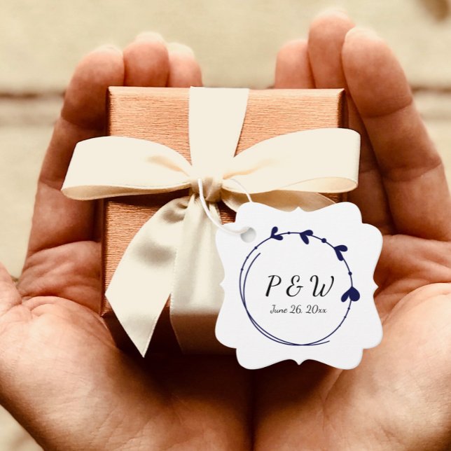 Navy Blue Simple Heart Wreath Monogram Wedding Geschenkanhänger (In Situ Held)