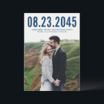 Navy Blue Simple Typografy Foto Save the Date<br><div class="desc">Moderne und einzigartige Save the Date-Fotokarte,  die perfekte Möglichkeit,  Ihren Hochzeitstag zu verkünden. Moderne Foto Save the Date Karte mit marineblauer Typografie. Personalisieren Sie diese moderne Save the Date durch Hinzufügen Ihrer Daten. Andere Farben sind verfügbar.</div>