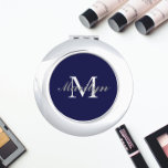 Navy Blue Stylized Wedding Bridesmaid Monogram Taschenspiegel<br><div class="desc">Ein personalisierter Kompaktspiegel für Ihre Hochzeitsjubiläumsjacke oder Ihre Trauzeugin,  deren Initial und Name auf einem trendigen,  marineblauen,  blauen Hintergrund stilisiert ist. Bearbeiten,  um Initial und Namen zu ersetzen. Wählen Sie Ihren kompakten Spiegelstil aus.</div>