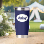 Navy Blue Stylized Wedding Trauzeuge Thermobecher<br><div class="desc">Verschenken Sie Ihren Trauzeuge mit diesem personalisierten,  rostfreien Edelstahl,  Thermalwäscher mit seinem Namen in stilisierter Schrift in einem weißen ovalen Design. Hintergrund und Skript ist eine trendy,  marineblaue Farbe. Personalisieren Sie Ihren thermischen Schuster,  indem Sie den Namen des Trauzeugen mit dem gewünschten Namen bearbeiten und ersetzen.</div>