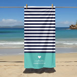 Navy Blue und Aqua Chic Stripes Heft Monogram Strandtuch<br><div class="desc">Stylisches Strandtuch in Aqua, marineblau und weiß. Dieses Design zeichnet sich durch ein klassisches marinebasiertes und weiß gestreiftes Muster aus. Personalisieren Sie es mit Ihrem Namen Monogramm oder anderen benutzerdefinierten Text mit einem niedlichen Herzsymbol. Mit den Designtools können Sie beliebige Hintergrundfarben auswählen, Schriftart und Farben bearbeiten und eigene Fotos hochladen,...</div>