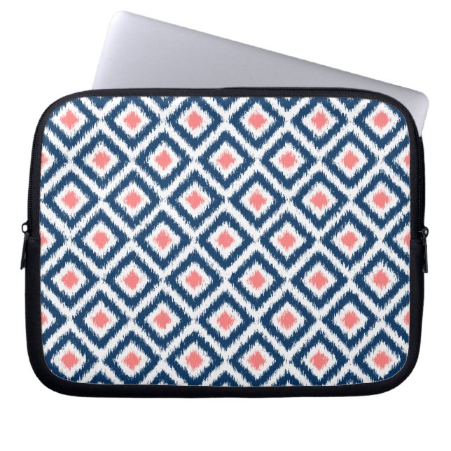 Navy Blue und Coral Diamond Ikat Muster Laptopschutzhülle (Vorderseite)