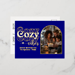 Navy Blue und Gold Cosy Vibes Retro Weihnachten Folien Feiertagspostkarte
