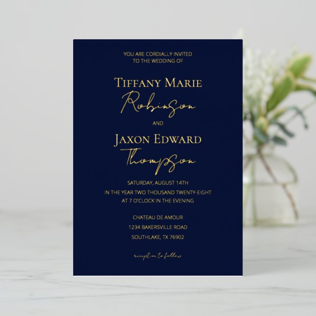 Navy Blue und Gold Luxe Wedding Folieneinladung (Stehend vorne)