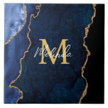 Navy Blue und Gold Marmor Agate Fliese<br><div class="desc">Diese Kachel ist elegant und glamourös mit Marmorhintergrund, geode Edelsteindetails und Imitaten goldenen Glitzer Akzente. Das Monogramm kombiniert handgeschriebene Skripte mit modernen serifenlosen Schriftart für ein elegantes und raffiniertes Aussehen. Dies wird das ideale Geschenk, da es mit einem Namen und Initial angepasst werden kann. Die tiefen blauen Farbtöne machen es...</div>