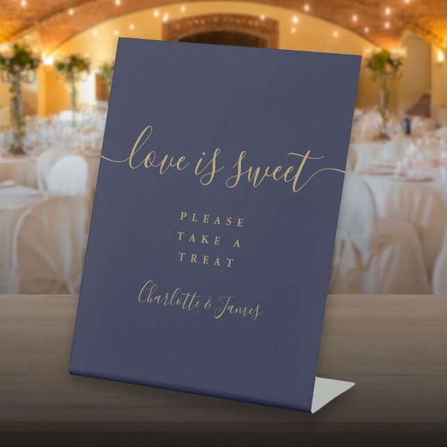 Navy Blue und Gold Script Liebe ist süße Gunst Sockelschild (Navy Blue And Gold Script Love Is Sweet Favor Pedestal Sign)