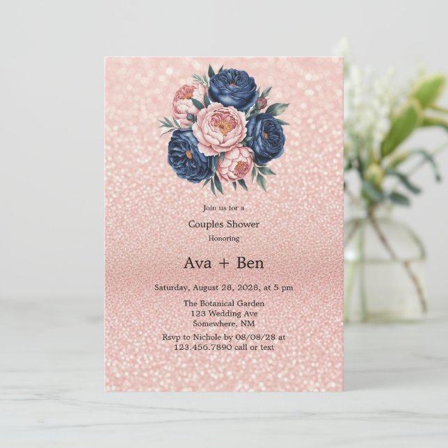 Navy Blue und Rose Gold Floral Polterabend Einladung (Stehend Vorderseite)