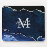 Navy Blue und Silver Marble Agate Mousepad<br><div class="desc">Dieses Mauspad weist einen eleganten und glamourösen Marmorhintergrund mit geode gemstone Details und Imitaten silbernen Glitzer Akzenten auf. Das Monogramm kombiniert handgeschriebene Skripte mit modernen serifenlosen Schriftart für ein elegantes und raffiniertes Aussehen. Dies wird das ideale Geschenk, da es mit einem Namen und Initial angepasst werden kann. Die tiefen blauen...</div>