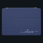 Navy Blue und White Modern Monogram iPad Pro Cover<br><div class="desc">Unsere Navy Blue and White Modern Monogram Collection: Erhöhen Sie Ihre Wohngestaltung mit unserer ausgeklügelten Kollektion, die ein zeitgenössisches Marineblau-Farbschema bietet. Jedes Stück ist sorgfältig gefertigt, um Eleganz und Stil zu entfesseln, um jedem Zimmer eine Touch modernen Flairs hinzuzufügen. Egal ob Sie mit Monogramm Kissen, personalisierte Wandkunst oder elegantes Küchenzubehör...</div>