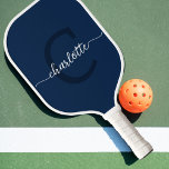 Navy Blue und White Modern Monogram Pickleball Schläger<br><div class="desc">Das neue Mongram Paddle von Navy Blue und White Modern Monogram Paddle verbindet Eleganz und modernes Design perfekt. Dieses Paddel ist in dunkelblauen und weißen Farbtönen gehalten und strahlt auf dem Hof eine elegante Atmosphäre aus. Mit seinem mit Monogramm Anfang fügt es Ihrem Spiel eine personalisierte Touch hinzu. Dieses Paddel...</div>