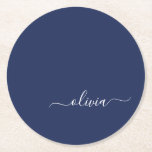 Navy Blue und White Modern Monogram Runder Pappuntersetzer<br><div class="desc">Unsere Navy Blue and White Modern Monogram Collection: Erhöhen Sie Ihre Wohngestaltung mit unserer ausgeklügelten Kollektion, die ein zeitgenössisches Marineblau-Farbschema bietet. Jedes Stück ist sorgfältig gefertigt, um Eleganz und Stil zu entfesseln, um jedem Zimmer eine Touch modernen Flairs hinzuzufügen. Egal ob Sie mit Monogramm Kissen, personalisierte Wandkunst oder elegantes Küchenzubehör...</div>