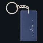 Navy Blue und White Modern Monogram Schlüsselanhänger<br><div class="desc">Unsere Navy Blue and White Modern Monogram Collection: Erhöhen Sie Ihre Wohngestaltung mit unserer ausgeklügelten Kollektion, die ein zeitgenössisches Marineblau-Farbschema bietet. Jedes Stück ist sorgfältig gefertigt, um Eleganz und Stil zu entfesseln, um jedem Zimmer eine Touch modernen Flairs hinzuzufügen. Egal ob Sie mit Monogramm Kissen, personalisierte Wandkunst oder elegantes Küchenzubehör...</div>