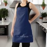 Navy Blue und White Modern Monogram Schürze<br><div class="desc">Unsere Navy Blue and White Modern Monogram Collection: Erhöhen Sie Ihre Wohngestaltung mit unserer ausgeklügelten Kollektion, die ein zeitgenössisches Marineblau-Farbschema bietet. Jedes Stück ist sorgfältig gefertigt, um Eleganz und Stil zu entfesseln, um jedem Zimmer eine Touch modernen Flairs hinzuzufügen. Egal ob Sie mit Monogramm Kissen, personalisierte Wandkunst oder elegantes Küchenzubehör...</div>