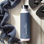 Navy Blue und White Personalisiert Trinkflasche<br><div class="desc">Diese personalisiert isolierte Flasche zeigt Ihren Namen in der Schriftzypografie über einem marineblauen Hintergrund. Ideal, um die Sommergetränke kalt behalten oder um Ihren Lieben warmes Gefühl in den kalten Monaten zu geben! Macht ihr ein tolles Geschenk! Schriftart Stile und Farben können einfach angepasst werden, indem Sie auf "Design bearbeiten" klicken....</div>